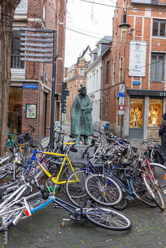 Bicicletas aparcadas alrededor de una estatua