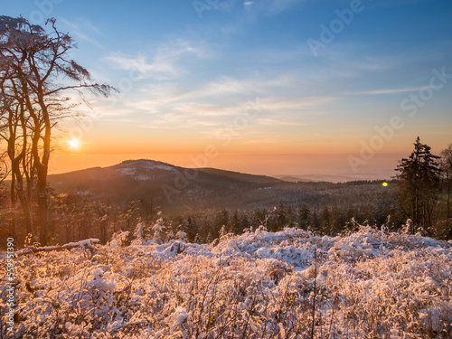 Sonnenaufgang im Schnee mit Blick auf den Altkönig vom Feldberg im Taunus, Hessen Deutschland