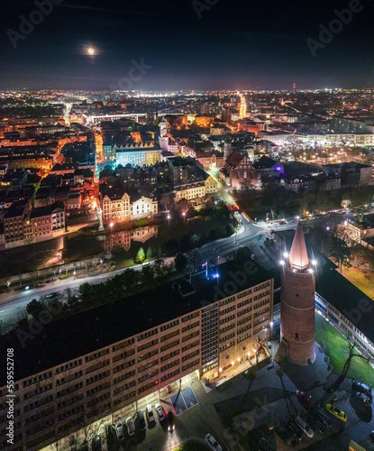 Fototapeta Naklejka Na Ścianę i Meble -  pionowy widok z góry na Wieżę Piastowską w Opolu i Stare Miasto z ratuszem