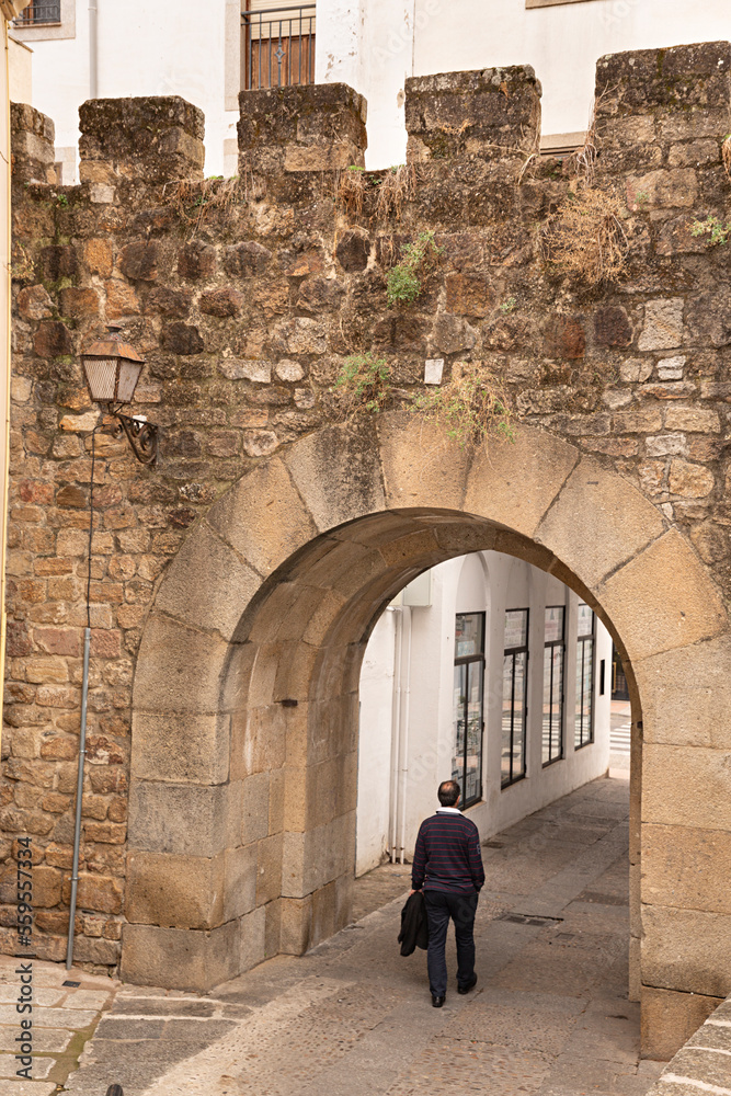 Hombre paseando por la puerta Clavero en Plasencia, Cáceres.