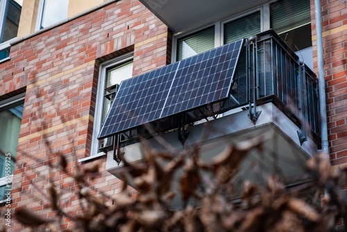 Fotografiet Balkonkraftwerk, Solarpanel an einem Mehrfamilienhaus in Düsseldorf