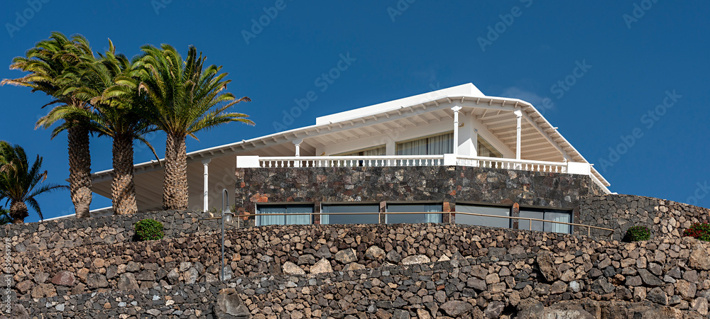 Fototapeta premium Luxusvillen an der Hafenpromenade von Puerto Calero, Lanzarote, Kanaren, Spanien