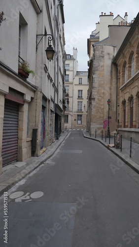 Une rue entre des immeubles historiques et anciens  dans un quartier latin de Paris  peu de passants  artisanale  ancienne ville  vide  peu de voitures