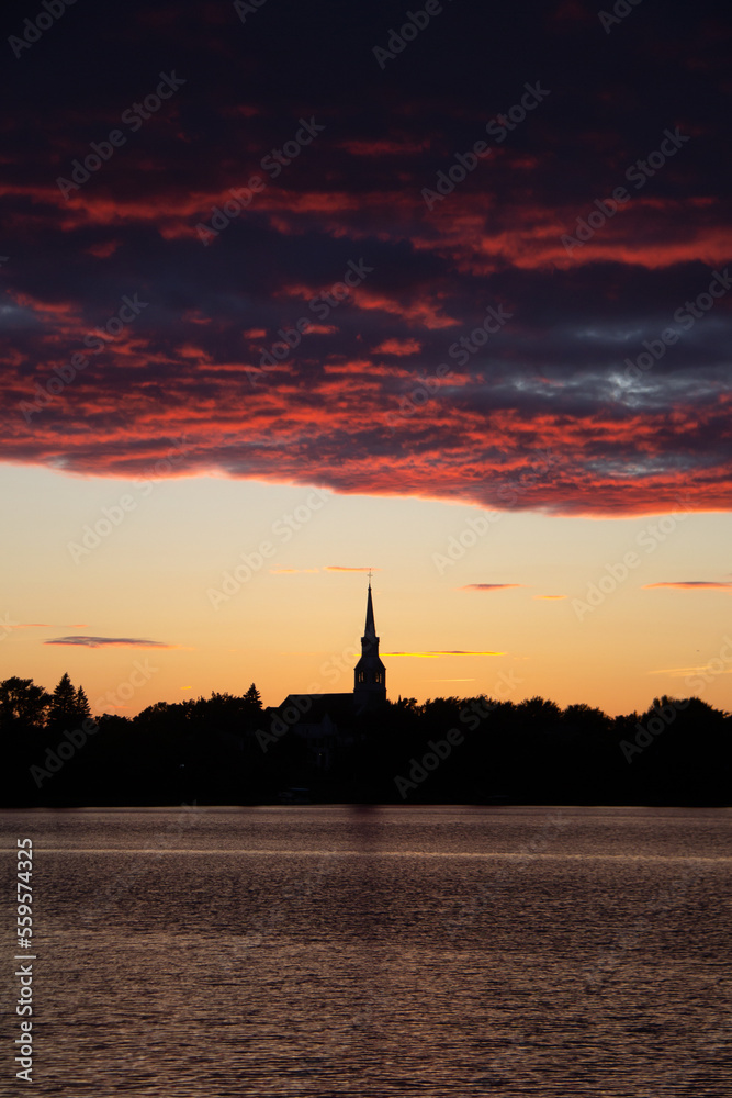 Naklejka premium Sunset over the river with pink clouds