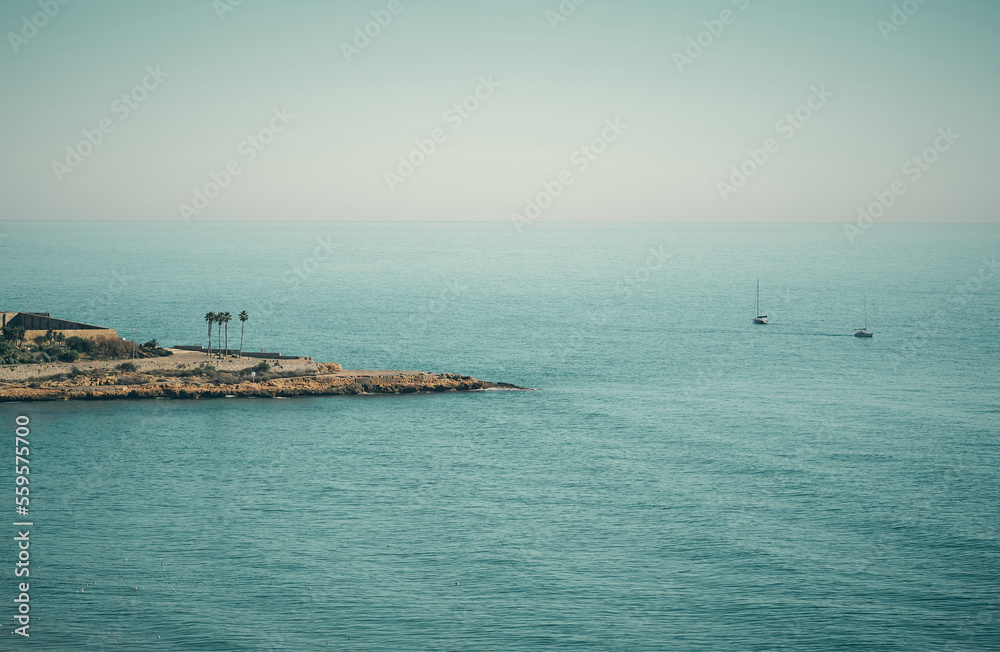 Punta de tierra que entra en el mar mediterraneo