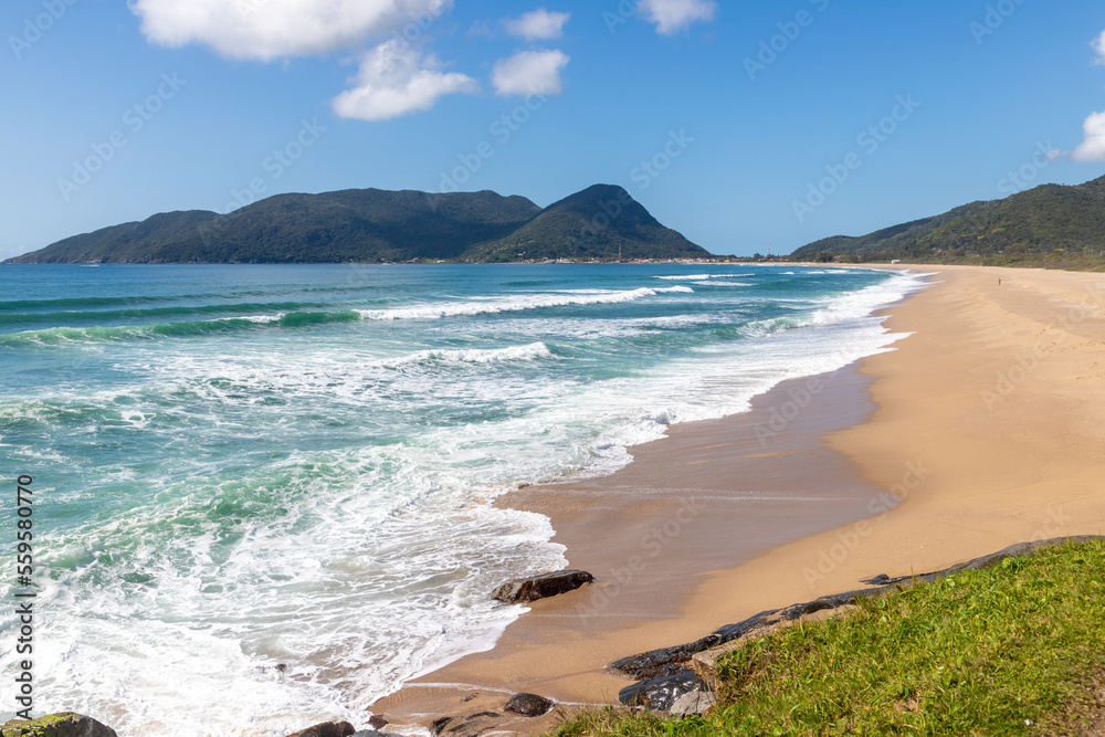 Obraz premium Mountains, Waves and sand at Joaquina beach