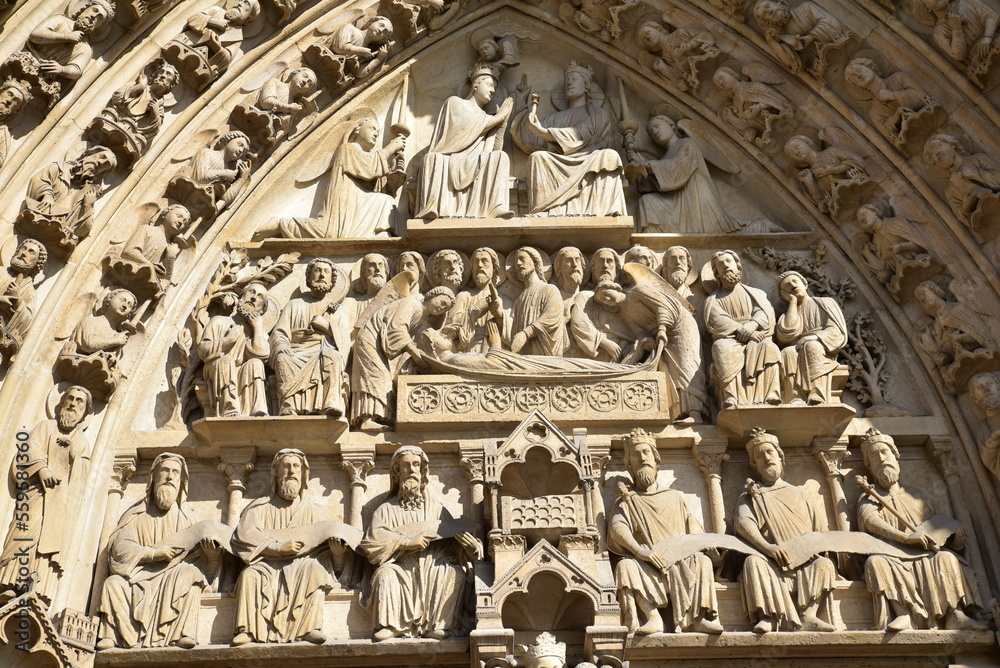 Sculptures du portail de Notre-Dame à Paris. France