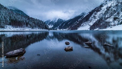 TImelapse Lac d'Estaing Pyrénées - reflection sur l'eau, neige 4K