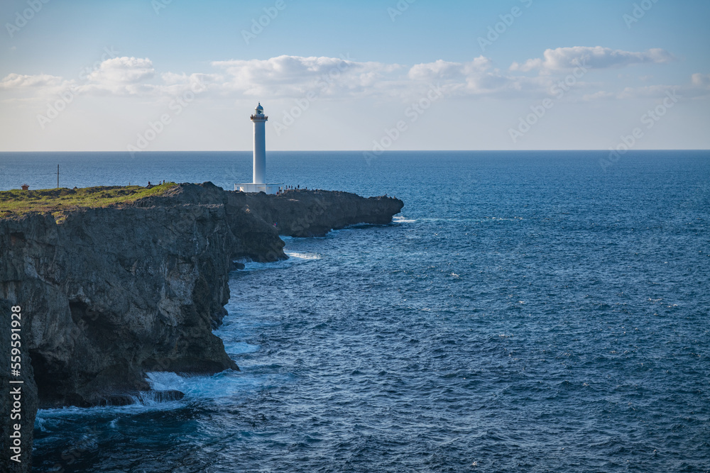 沖縄・読谷村残波岬で見える灯台と海