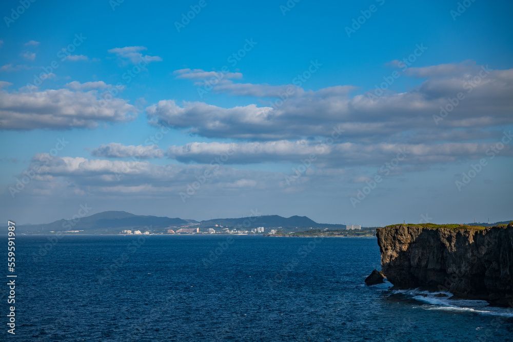 沖縄・読谷村残波岬から見える海と断崖絶壁