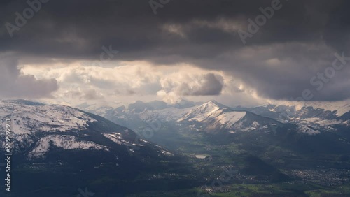 Timelapse - Rayons de lumière sur vallée pyrénées 4K
