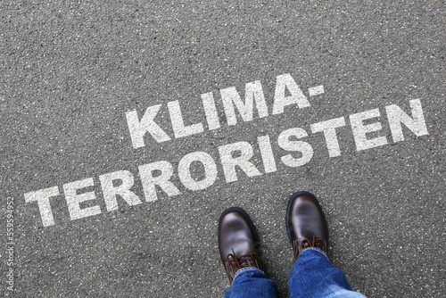 Klimaterroristen als abwertender Ausdruck für Klimaaktivisten als Unwort des Jahres Mann Business Konzept