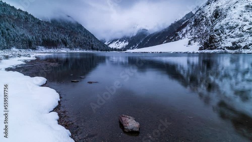 Timelapse Lac d'Estaing en hiver sous la neige 4K