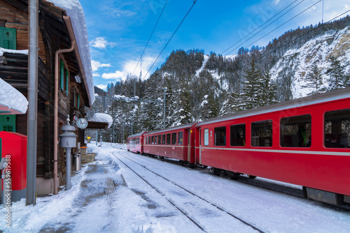 Bernina Express alla stazione, Wiesen Davos, Svizzera photo