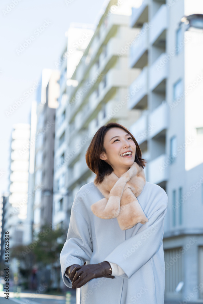 Fototapeta premium コートを着た笑顔の女性 旅行