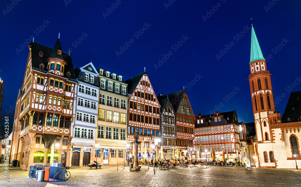Obraz premium Traditional houses at Roemerberg Square in Frankfurt am Main, Germany at night