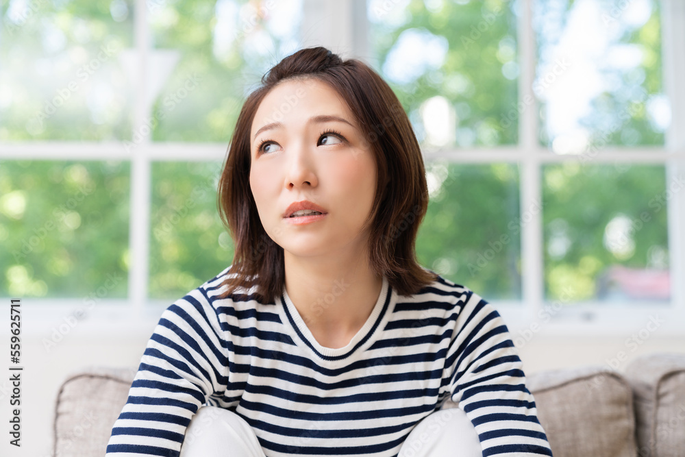 若い女性 考える 若い女性 考える