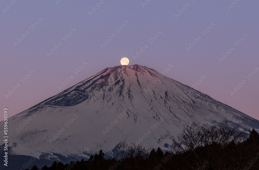 御殿場市から紅富士に沈む満月