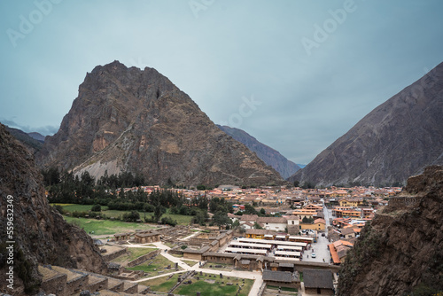 Ollantaytambo una bellísima construcción inca, entre un lindo pueblo y montañas enormes.