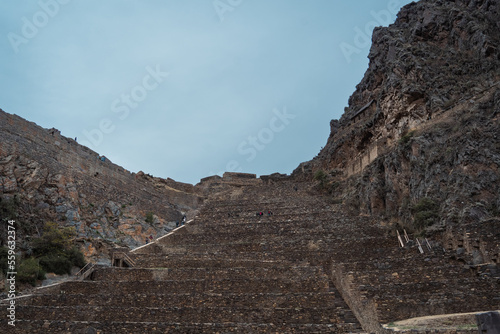 Ollantaytambo una bellísima construcción inca, entre un lindo pueblo y montañas enormes.