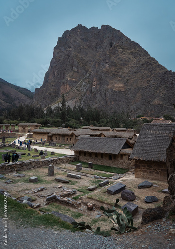 Ollantaytambo una bellísima construcción inca, entre un lindo pueblo y montañas enormes.