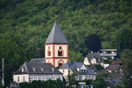 Blick auf Erpel am Rhein mit Turm der St.-Severinus-Kirche und Häusern