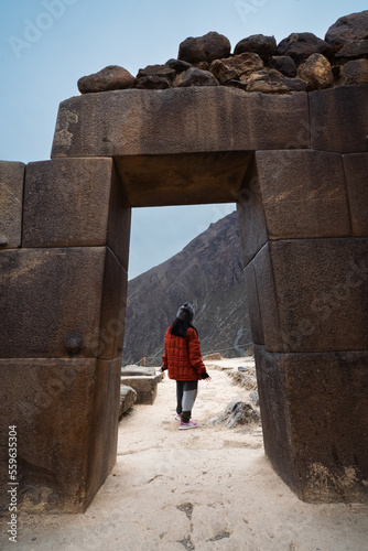 Puerta inca en zona arqueológica Ollantaytambo en Perú  