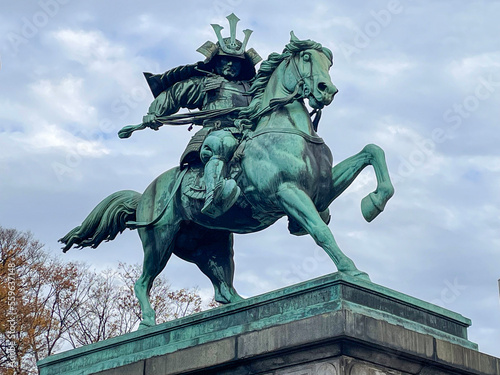 東京駅近くの楠木正成像
