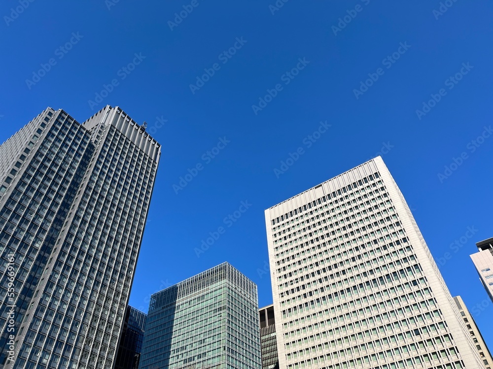 都会のビジネス街のビルと青空