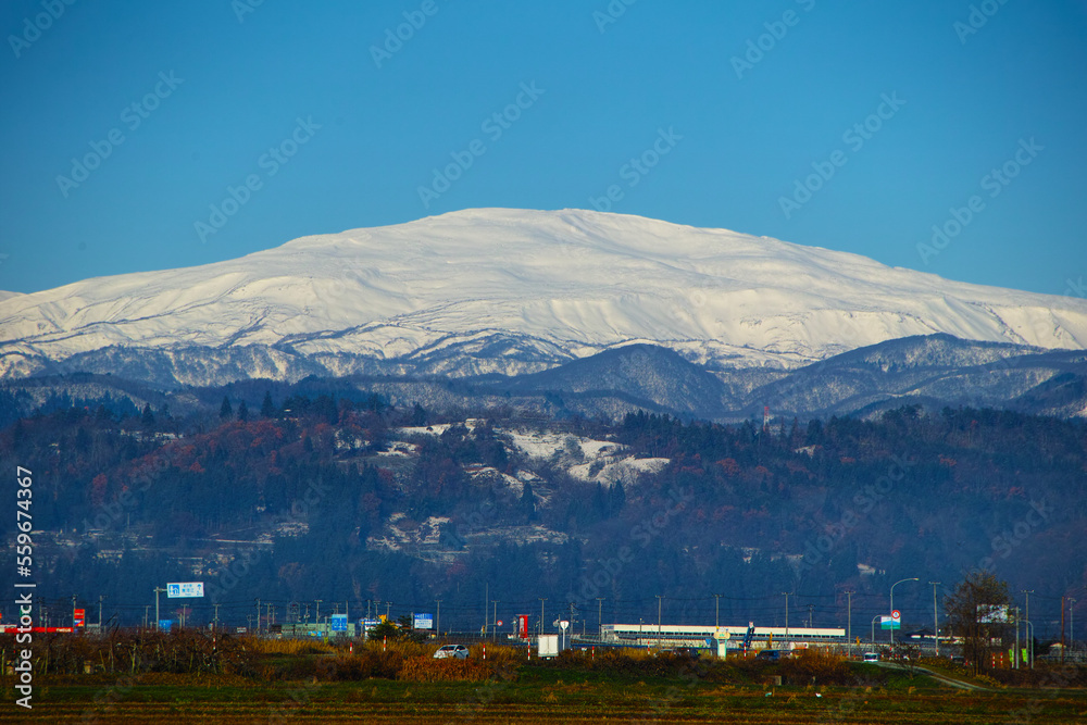 Fototapeta premium 雪を被る月山（日本の山形県）