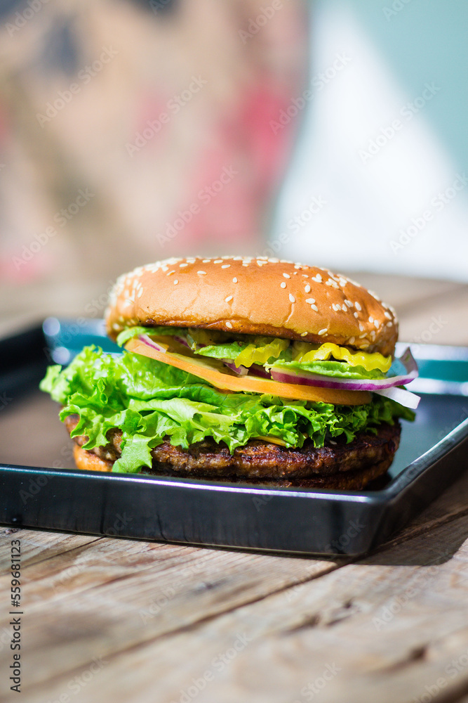 HAMBURGUESA DELICIOSA SERVIDA SOBRE PLATO HAMBURGUESA DELICIOSA SERVIDA SOBRE PLATO