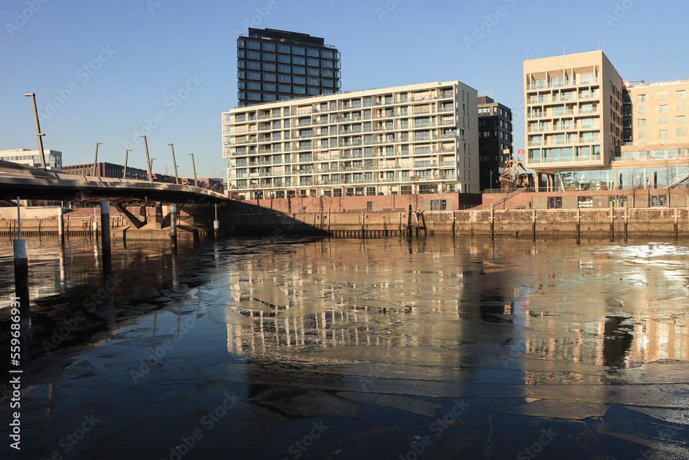 Hamburg; Winterliche HafenCity, Baakenhafen an der Baakenhafen-Brücke mit Blick zum Versmannkai