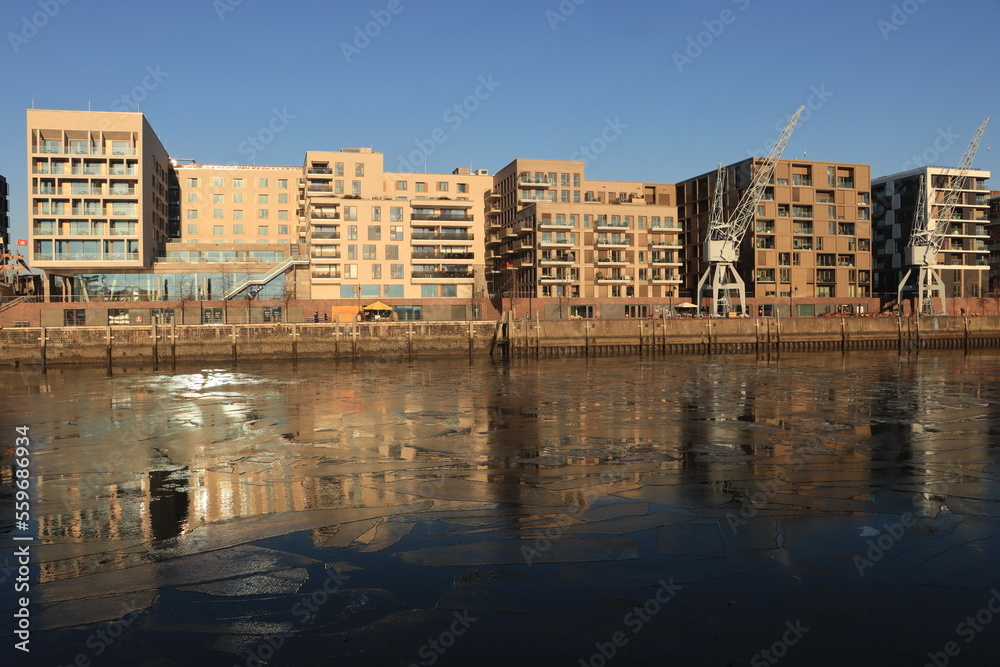 Winterliche Hamburger HafenCity; Blick über den Baakenhafen zum Versmannkai