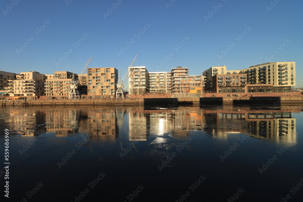Moderner Städtebau in der Hamburger HafenCity; Blick auf den Versmannkai am Baakenhafen (12-2022)