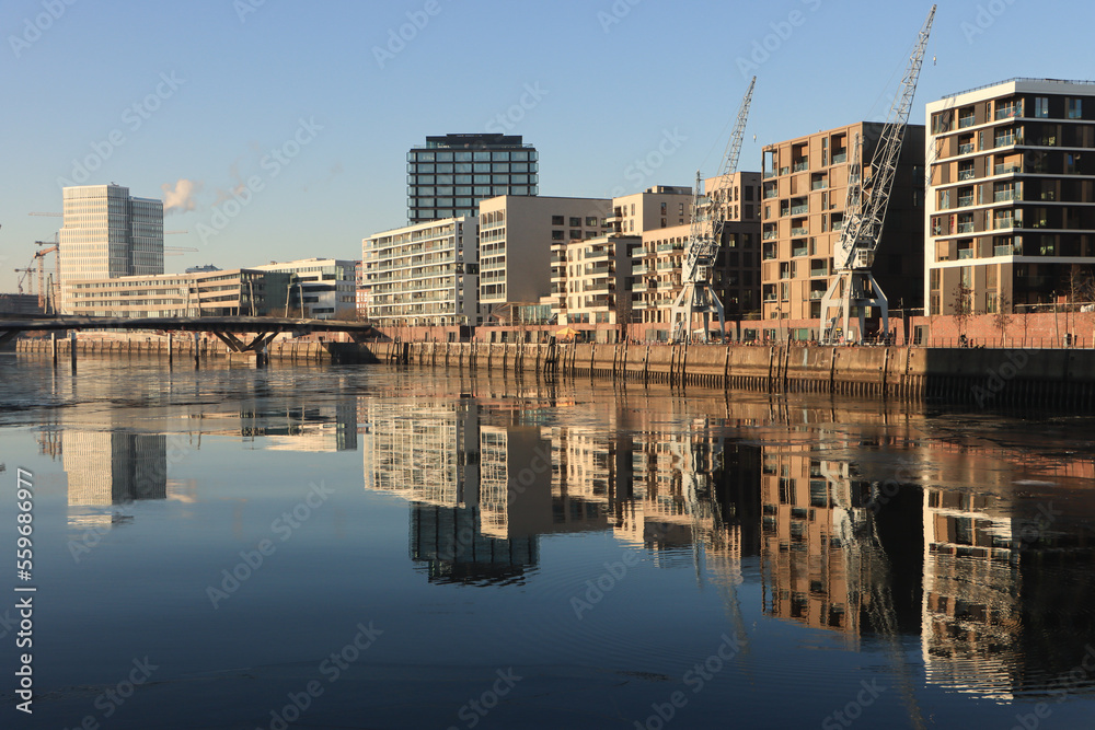 Moderner Städtebau in der Hamburger HafenCity; Versmannkai am