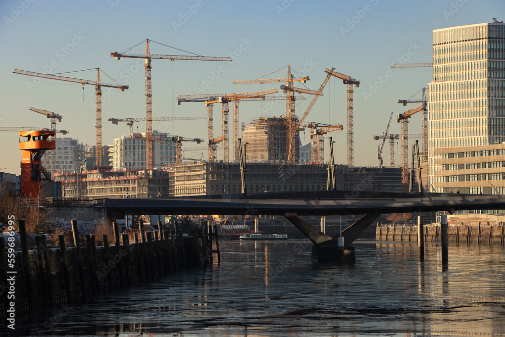 Hamburger HafenCity im Dezember 2022; Baakenhafen und Überseequartier im Bau