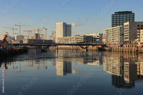 Hamburger HafenCity im Dezember 2022  Blick vom Petersenkai über den Baakenhafen zum Überseequartier © holger.l.berlin