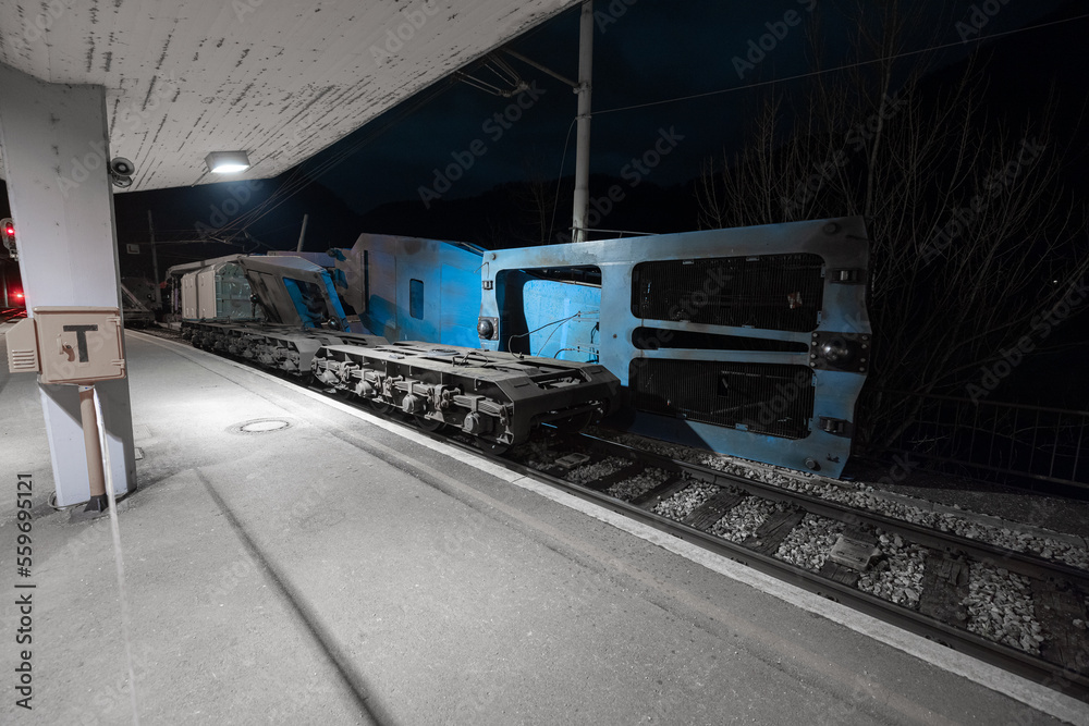 Train Fall Improper Loading Foto de Heavy and wide load of electric transformer on a special train ...