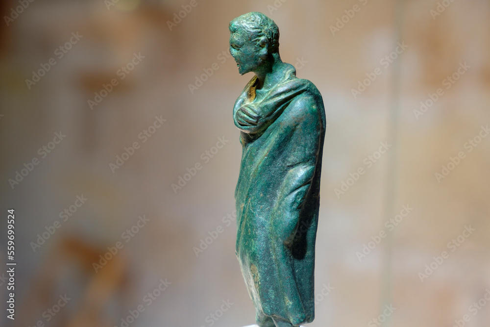 hombre con toga, estatuilla de bronce, periodo romano republicano, años 127 - 27 a.C. ,  Museu Municipal de Ciutadella,.Bastió de sa Font, Ciutadella, Menorca,balearic islands, Spain