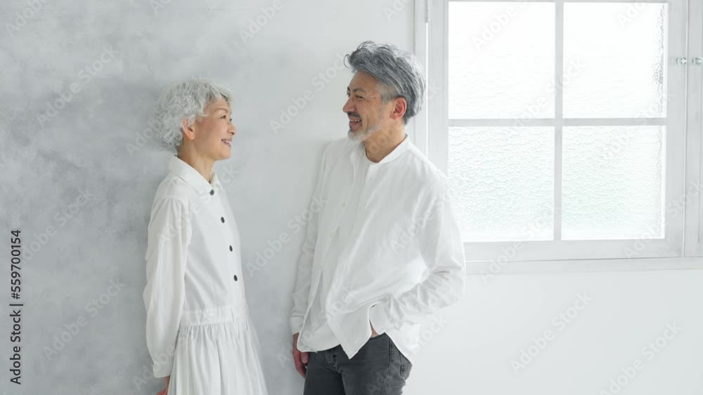 会話するシニアカップル
