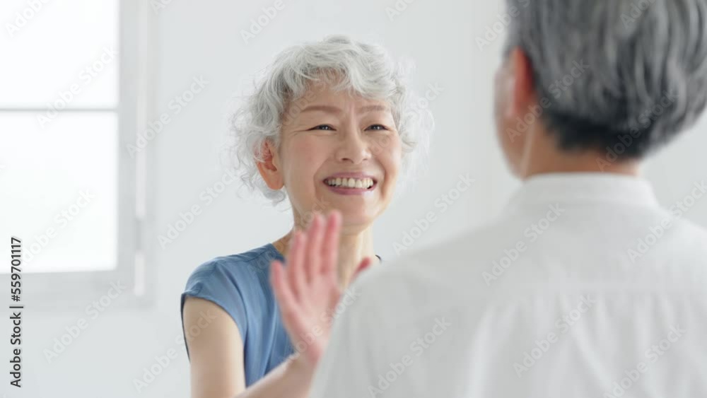 会話するシニアカップル 会話するシニアカップル