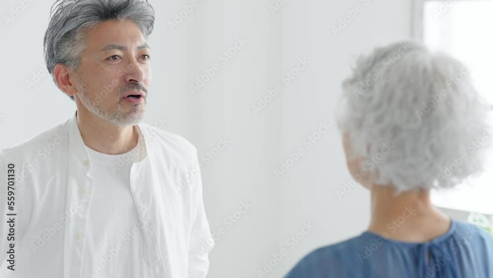 会話するシニアカップル 会話するシニアカップル