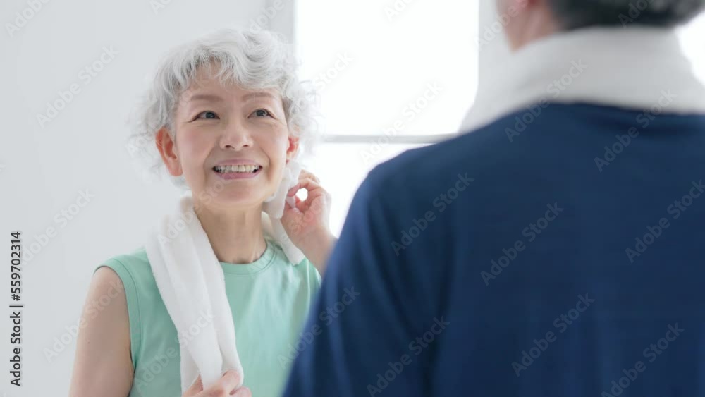 タオルで汗を拭くシニア男女　アクティブシニア