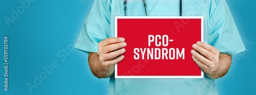 PCO-Syndrom (Polycystisches Ovarialsyndrom). Arzt zeigt rotes Schild mit medizinischen Wort. Blauer Hintergrund. photo