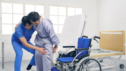 Fotografie, Tablou ベッドから車椅子へ移乗介助する介護士