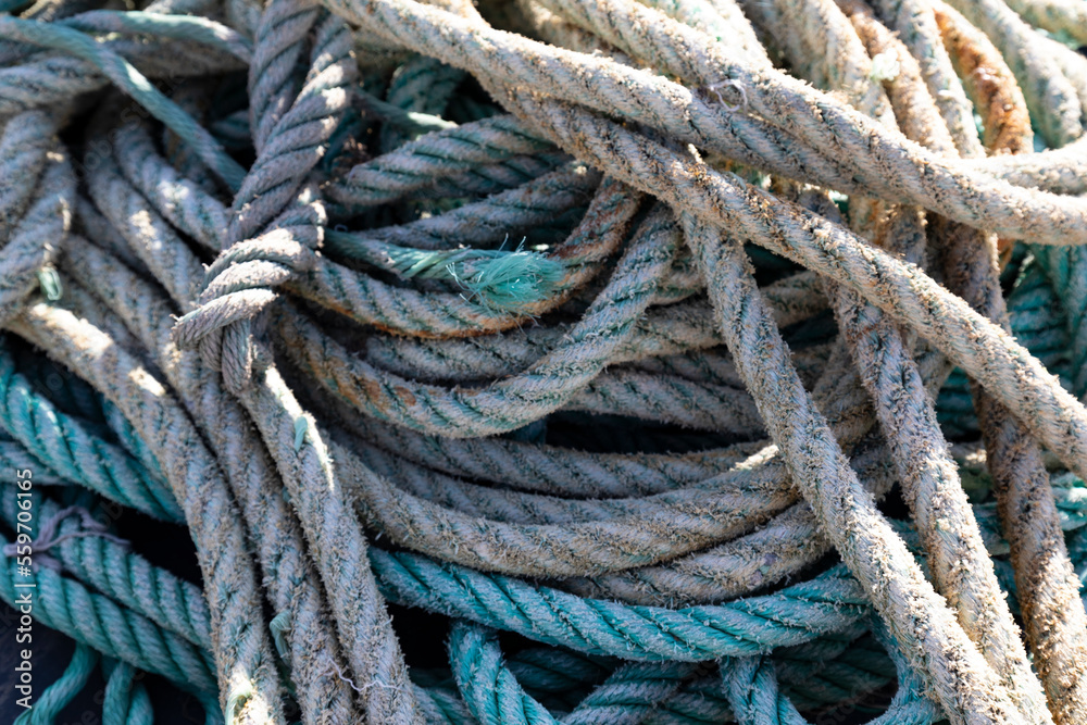Cuerdas en un puerto pesquero