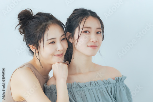 女性二人の美容イメージ　スキンケア　エステサロン