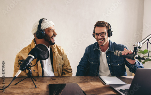Fotografie College radio dj's having a good time in a studio