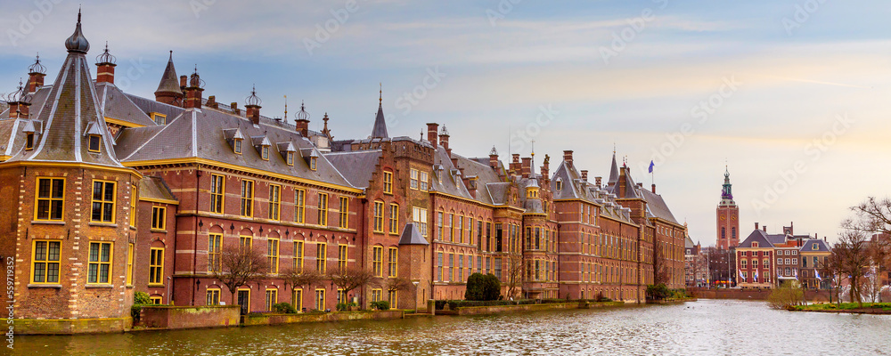 Fototapeta premium Sunset on the Binnenhof building and The Hague city and the pond, Netherlands