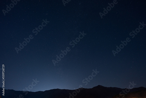 Many stars in the vast sky above the mountains
